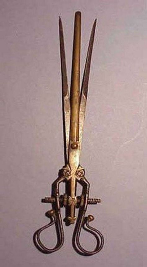 Extracteur de flèches. Surgical Tools, Ancient Medicine, Spanish Inquisition, Medical Instruments, Art Ancien, Vintage Medical, Antique Tools, The Arrow, Old Tools