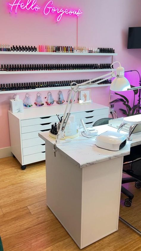 Nail Stand Ideas, Nail Artist Room Ideas, Nail Saloon Interiors Ideas, Nail Room Decor Ideas Modern, Nail Suite Ideas Pink, Nail Room Interior Design, Nail Tables Ideas Salons, Small Nail Salon Suite Ideas, Nails And Lashes Salon