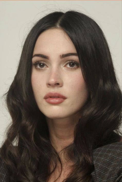 Dark Brown Hair Pale Skin, Brown Hair Pale Skin, ليلي كولينز, Dark Hair Pale Skin, Megan Fox Face, Brown Eyes Aesthetic, Megan Fox Hair, Estilo Megan Fox, Megan Fox Pictures