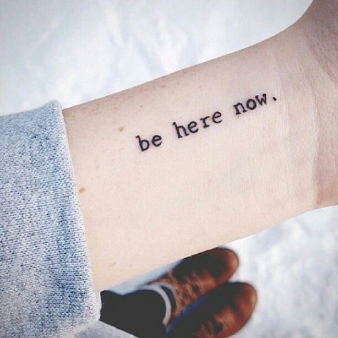 Slide 11 of 81 Wrist Tattoos Quotes, Wörter Tattoos, Realistisches Tattoo, Inspiring Quote Tattoos, Wanderlust Tattoo, Tattoo Quotes About Strength, Tattoo Quotes About Life, Beautiful Small Tattoos, Tattoo Schrift