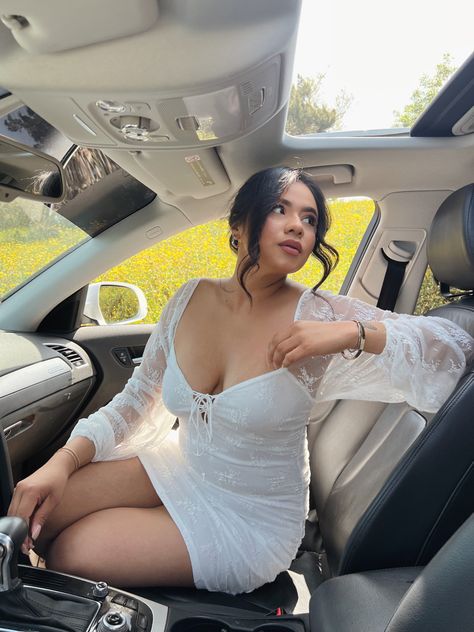 Pose Inside Car, Inside Car Poses Photo Ideas, Sitting In The Car Pictures, Poses Inside Car, Car Poses Women, Inside Car Pictures Instagram, Inside Car Poses Instagram, Inside Car Photoshoot Instagram, Cute Aesthetic Poses
