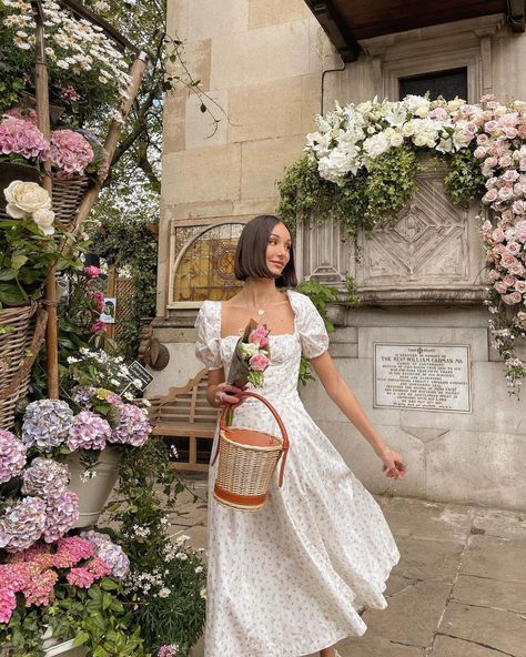 Melis Ekrem on Instagram: “in a fairytale 🧚🏼‍♀️🏰💐✨💖” Outfits Feminine Aesthetic, Late Spring Outfits, European Spring Outfits, Spring Outfits Cute, European Spring, Cute Feminine Outfits, Outfits Feminine, Feminine Outfits, Late Spring