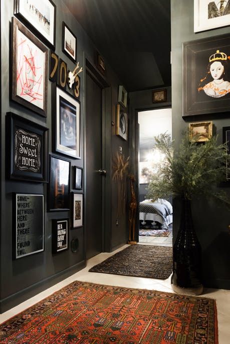 London House Tour: A Dark-Walled UK Maximalist Home | Apartment Therapy Pictures On The Wall, Maximalist Home, Black Rooms, Dark Home Decor, Diy Casa, Bilik Tidur, Dark Home, Black Room, Dark Wall