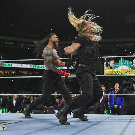 Roman Reigns vs. Cody Rhodes — Undisputed WWE Universal Championship Bloodline Rules Match: photos Roman Reigns Wrestlemania, Wwe Universal Championship, Roman Regins, Roman Reings, Wrestling Stars, Cody Rhodes, Wrestling Wwe, Main Event, Seth Rollins