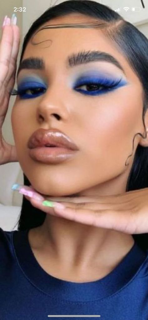 Royal Blue Eyeshadow, Makeup Ideas For Quinceanera, Blue Eyeliner Looks, Quincenera Makeup, Prom Makeup Look, Makeup Looks Prom, Blue Eyeliner Makeup, Royal Blue Quinceanera, Quinceanera Makeup