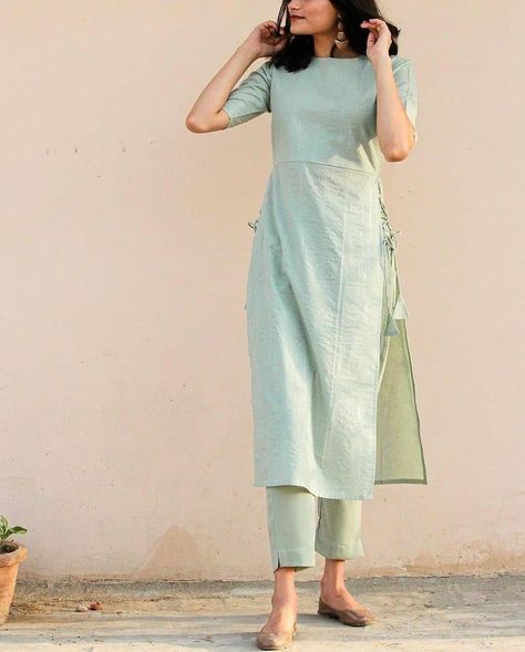 Simple suit set Couture, Chudidar Designs, Stylish Kurtis Design, Churidar Designs, Simple Kurta Designs, Simple Kurti Designs, Casual Indian Fashion, Long Kurti Designs, Long Dress Design