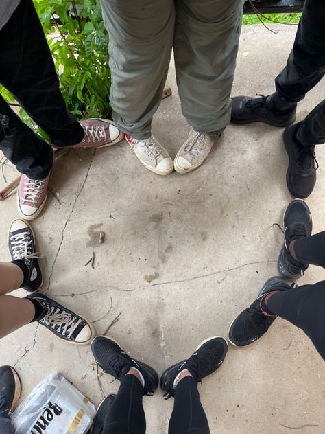 Sneakers forming a heart shape Six People Friend Group Aesthetic, Large Friend Group Photoshoot, Six Friends Aesthetic, Alternative Instagram Pictures, Group Of 6 Poses, Friend Group Photoshoot Ideas, 4 People Poses, Friend Photoshoot Group Photo Ideas, Friends Group Photo