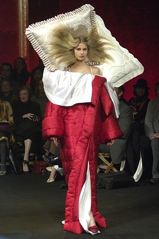 The dress bed, complete with bed hair. Nice. Fashion Fail, Victor And Rolf, Mode Pop, Costumes Couture, Funny Fashion, Support Network, Weird Fashion, Viktor & Rolf, صور مضحكة