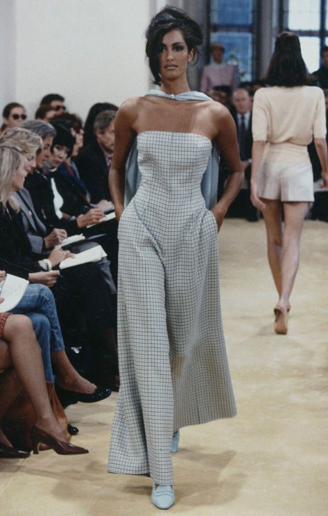 Prada Runway, Estilo Kardashian, Yasmeen Ghauri, Prada Dress, Prada Fashion, High Fashion Runway, Runway Fashion Couture, 90s Runway Fashion, Vintage Runway