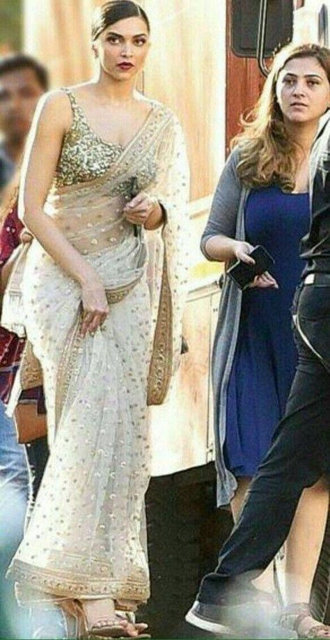 Gold Bridal Saree, Indian Fashion Lehenga, Latest Indian Fashion, Lehenga Latest, Fashion Lehenga, Lehenga Indian, Indian Sari Dress, Modern Saree, Sari Dress