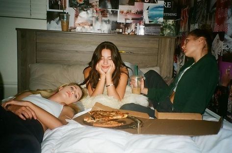 mackenzie ziegler, maddie ziegler and eden mccoy Disposable Camera, Bff Pics, Lev Livet, Film Pictures, Mackenzie Ziegler, Fotos Goals, Photographie Portrait Inspiration, Maddie Ziegler, Bff Goals