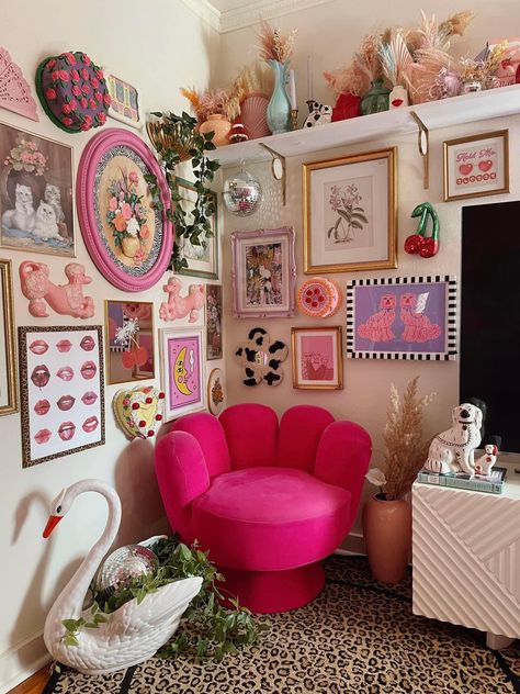 Bohemian Chic Decor Interior Design, Half Office Half Makeup Room, Small Apartment Home Decor, Small Apartment Inspo Kitchen, Cute Home Decor Ideas Living Room, Pink Mediterranean Aesthetic, Cute Living Room Aesthetic, Maximalist Funky Decor, Funky Small Living Room