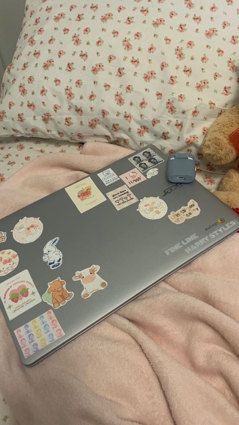 Msi Laptop Aesthetic, Aesthetic Laptop Sticker Ideas, Cute Laptop Aesthetic, Microsoft Surface Laptop Go Aesthetic, Decorated Laptop Aesthetic, Laptop Asus Aesthetic, Samsung Laptop Aesthetic, Microsoft Laptop Aesthetic, Asus Laptop Aesthetic