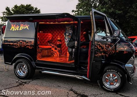 Showvans/Customvan sur Instagram : « Cleaned this shot up a bit of Junebug’s #hotboxvan during the bright n shine at the 2017 #nationaltruckin in Vansfield Ohio! There were 3… » Custom Van Interior, Road Trip Van, Van Interiors, Customised Vans, 80s Stuff, Old School Vans, Chevy Van, Ford Van, Classic Vans