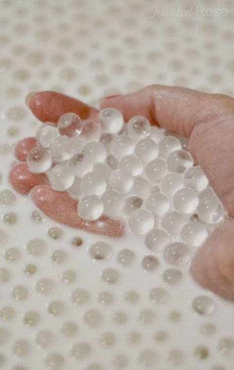 Make snow pearls for fabulous Winter play- these amazing gems are delightfully cold and squishy! Eyfs Winter, Winter Eyfs, Snow Preschool, Snow Making, Snow Play, Make Snow, Preschool Winter, Winter Play, Snow Theme