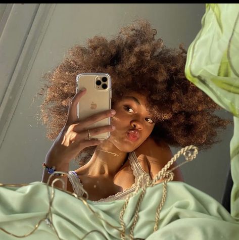 Black Woman Mirror Selfie, Bad Black Girls, Baddie Trainers, Y2k Curvy, Selfie Angles, Tiktok Baddie, Playlist Workout, Men Artist, Bff Photos