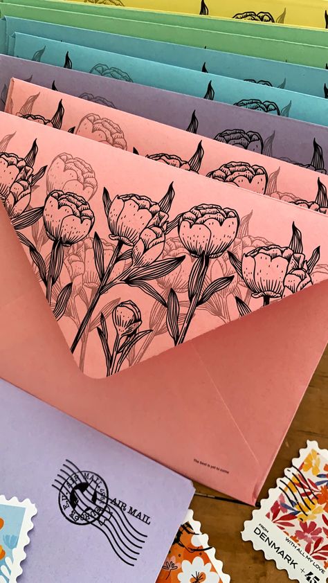 Aesthetic Envelope Design, Valentines Envelopes, Mail Art Envelopes, Unique Wedding Cards, Creative Gifts For Boyfriend, Envelope Art, Birthday Card Design, Art Journal Therapy, Arte Inspo