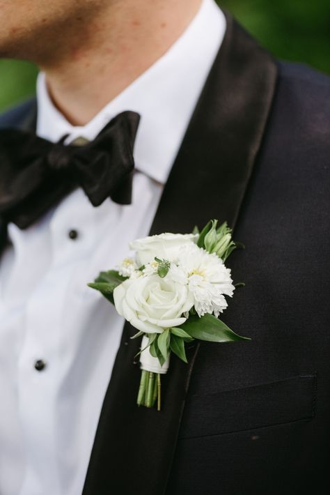 Fathers Boutonniere Wedding, Simple White And Green Boutonniere, White Grooms Boutonniere, Mens Corsage Wedding, Green And White Wedding Boutonniere, White Groomsmen Boutonniere, White Wedding Buttonholes, White Boutennaire, White Floral Pocket Square Boutonniere