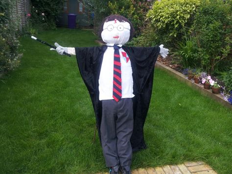 Harry Potter scarecrow Harry Potter Scarecrow Ideas, Harry Potter Scarecrow, Scarecrow Ideas For Contest, Scarecrow Competition, Scarecrow Contest, Holiday Boards, Scarecrow Ideas, Scarecrow Festival, Diy Scarecrow