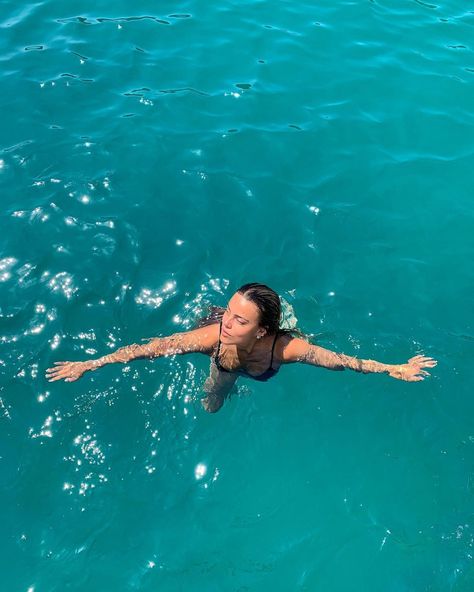 Summer Pictures, Beach Instagram Pictures, Water Pictures, Ocean Pictures, Images Esthétiques, Floating In Water, Beach Poses, Summer Feeling, Summer Dream
