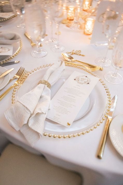 White Gold Reception Decor, Wedding Theme Gold And White, Gold White Theme Wedding, Ivory And Gold Table Setting Wedding, Wedding Themes Gold And White, Wedding Reception Table Place Settings, Gold Cutlery Table Setting Wedding Ideas, Wedding Shower Place Setting, Gold And White Theme Wedding