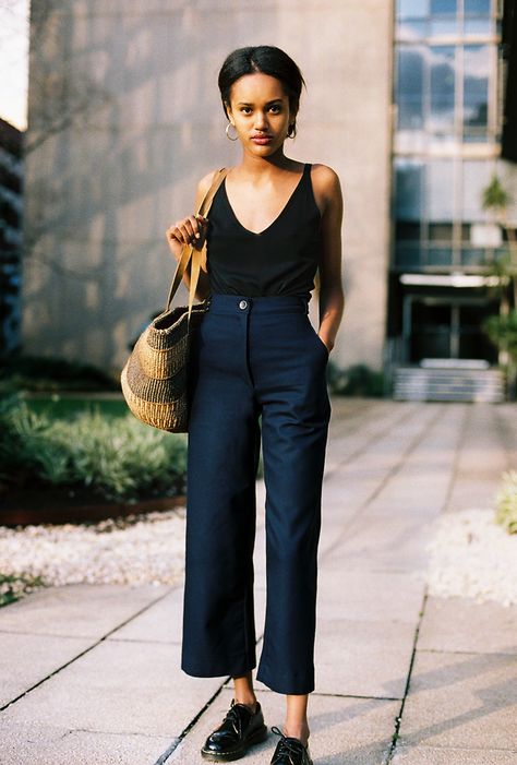 Svarta Outfits, How To Wear Culottes, How To Wear Blazers, Minimalist Moda, Moda Do Momento, Minimalist Summer, Flare Jean, Mode Casual, Trendy Hair