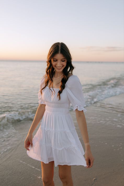 Cute Dresses For Senior Pictures, Poses For Beginners Photography, Senior Picture Place Ideas, Surf Senior Pictures, Senior Picture Beach Outfits, Senior Session Beach, Beach Pictures White Dress, Summer Senior Pictures Outfits Beach, Beach Sunset Senior Pictures