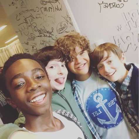 Stranger-Things-Cast-Off-Screen Stranger Things Fotos, Starnger Things, Stranger Things Quote, Stranger Things 3, Stranger Things Kids, Stranger Things Actors, Casting Pics, Stranger Things Art, Stranger Things Characters