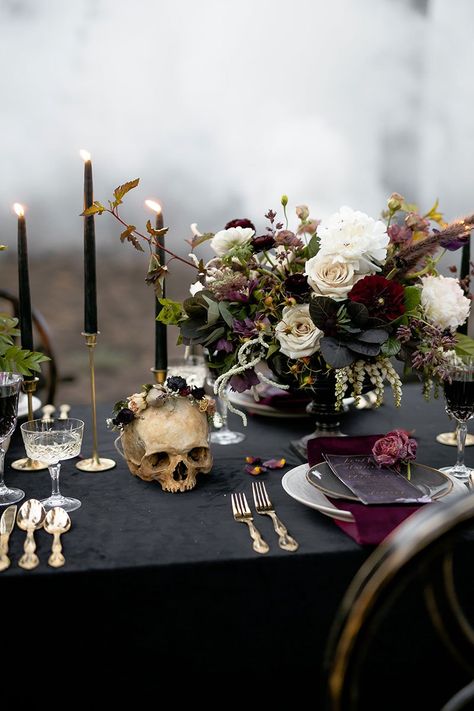 La Tavola Fine Linen Rental: Velvet Onyx with Velvet Amethyst Napkins | Photography: Ashley Rae Photography, Design: Confetti Studio, Florals: The Wildflower AZ, Tabletop Rentals: The Confetti Studio Ballet Wedding, Halloween Decor Diy, Halloween Tablescape, Halloween Themed Wedding, Halloween Party Dinner, Diy Halloween Decor, Goth Wedding, Dark Wedding, Halloween Dinner