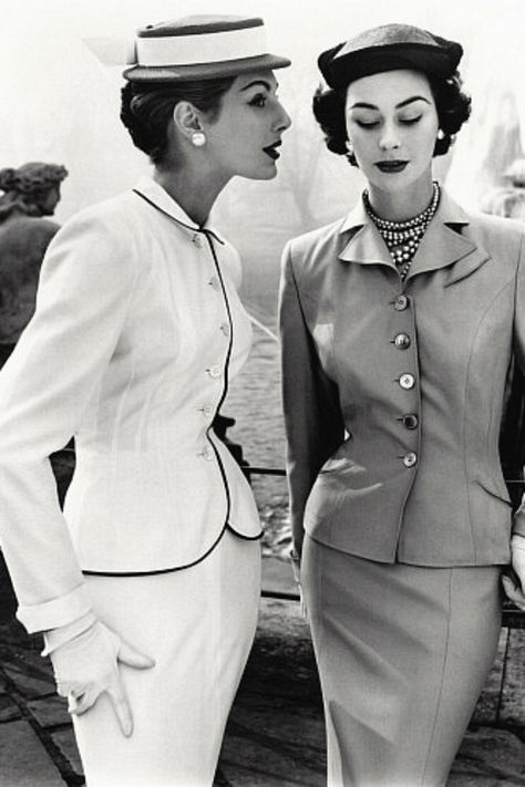 12 Vintage Pictures of Fashion Icons and Pivotal Moments That Defined 1950s Style Forever New Look Dior, Women In Suits, Mode Retro, Glamour Vintage, Fifties Fashion, Stil Retro, Look Retro, Fashion 1950s, Retro Mode