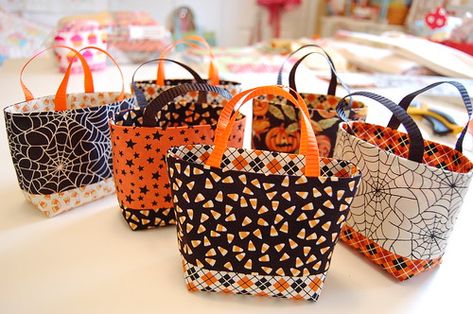 Tiny Totes Tela, Patchwork, Creeper Minecraft, Halloween Sewing, Trendy Sewing Projects, Tiny Treats, Sewing Machine Cover, Halloween Treat Bags, Trendy Sewing