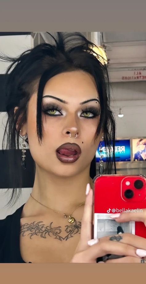 Makeup To Make You Look Hotter, Alt Natural Makeup, Hot Natural Makeup, Low Key Goth Makeup, Cute Drag Makeup, Red Goth Eye Makeup, Trashy Y2k Eye Makeup, Makeup Ideas Extravagant, 90s Chicana Makeup