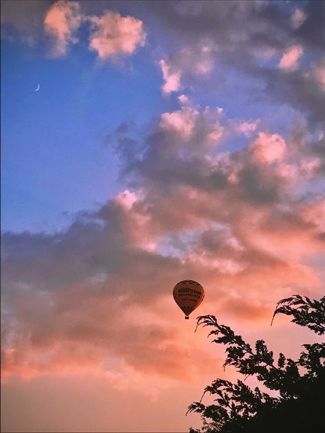Photo of a hot air balloon in Germany Hot Air Balloons Aesthetic, Air Balloon Aesthetic, Hot Air Balloon Aesthetic, Balloon Aesthetic, Balloons Aesthetic, Clouds Evening, Sky Picture, Photography Clouds, Fallen Series
