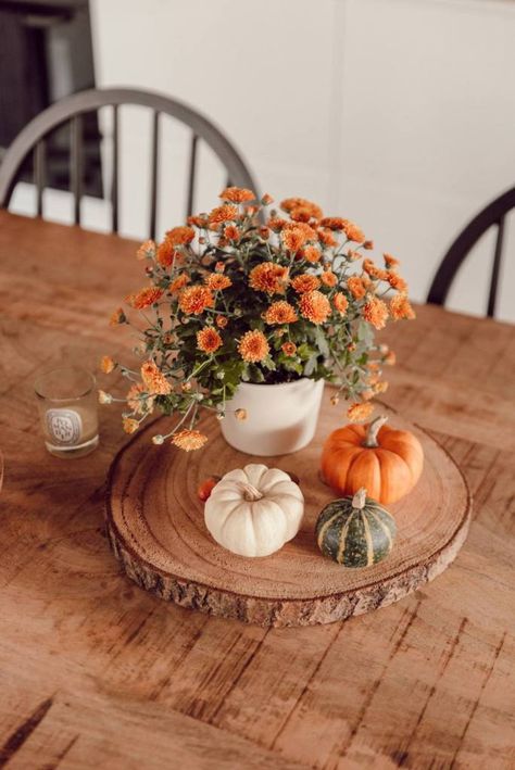 Autumn Decorations Indoor, Small Dinner Table, Thanksgiving Table Settings Simple, Outside Fall Decor, Cozy Fall Decor, Fall Decor Inspiration, Interior Vintage, Fall Table Settings, Fall Thanksgiving Decor