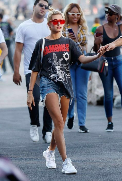 Hailey Baldwin. Bohol, Estilo Hailey Baldwin, Hailey Baldwin Street Style, Short Cuir, Celebrity Style Casual, Hailey Baldwin Style, Outfits Mit Shorts, Cooler Look, Looks Street Style