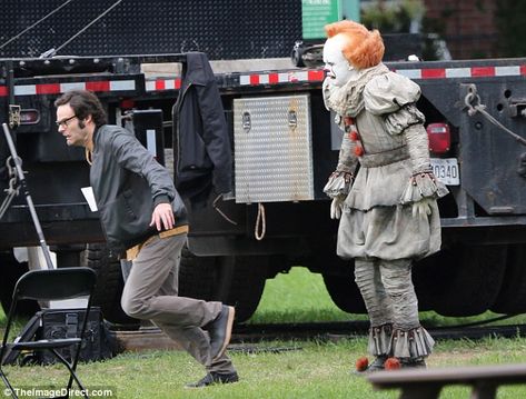Frightened! Bill Skarsgård frightened co-star Bill Hader in his clown suit during filming scenes for It: Chapter Two on Wednesday Es Pennywise, Clown Suit, It Chapter Two, Horror Movies Funny, Pennywise The Dancing Clown, Bill Hader, It The Clown Movie, Bill Skarsgård, I'm A Loser
