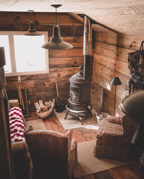 These tiny cabins on Instagram are micro homes with rustic touches that each have a cozy design for the winter season. Tiny Cabins, Tiny Cabins Interiors, Grid Architecture, Woodworking Clamps, Cabin Interiors, Cabin Interior, Cabin Living, Little Cabin, Tiny Cabin