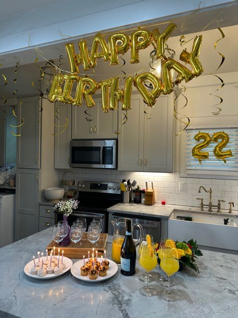 Dining Room Birthday Decor, Surprise Brunch Birthday, Birthday Breakfast Decor, Bday House Decorations, Birthday Brunch Ideas For Husband, Birthday In Your 20s, Morning Bday Surprise Wake Up, Boyfriend Birthday Breakfast, Boyfriend Birthday Breakfast Ideas