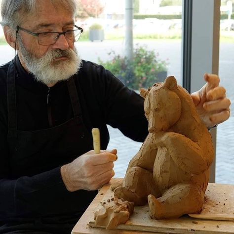 Claymodeling of a bear Wood Sculpture Art, Clay Bear, Clay Modeling, Ceramic Art Sculpture, Sculpture Art Clay, Pottery Animals, Bear Sculptures, Sculptures Céramiques, Bear Carving