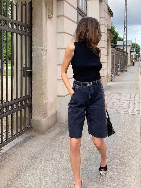 Denim Shorts Outfit Classy, Below Knee Shorts Outfit, Black Jean Shorts Outfit Aesthetic, Black Denim Bermuda Shorts Outfit, Navy Biker Shorts Outfit, Long Shorts Street Style, Denim Shorts Outfit 2023, Black Bermuda Shorts Outfit Summer, Khaki Shorts Outfit Aesthetic