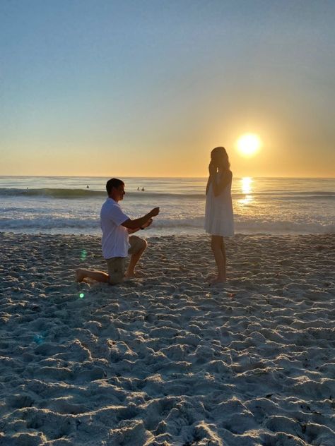 Casual Beach Proposal, Marriage Proposal Beach, Aesthetic Beach Proposal, Wedding By Beach, Engagement Ideas Proposal Beach, Dream Proposal Beach, Proposal Ideas On Beach, Proposal Aesthetic Beach, Beach Proposal Simple