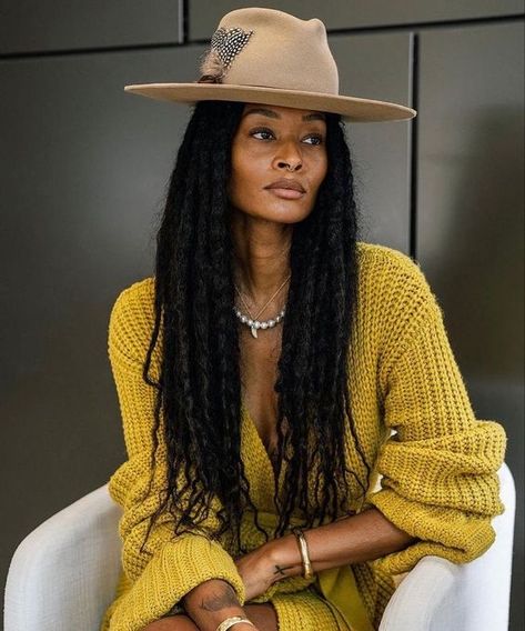 Natural Hair And Fedora Hats, Fedora Hat With Locs, Fall Outfits With Fedora Hats, Locs And Fashion Black Women, Hats With Locs, Women With Locs Fashion, Hat Outfits Black Women, Boho Chic Outfits Black Women, Afro Bohemian Style