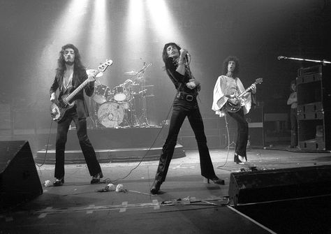 UNITED KINGDOM - JANUARY 01: Photo of QUEEN; L-R John Deacon, Freddie Mercury and Brian May performing on stage (Photo by Ian Dickson/Redferns) Band On Stage, Queen Brian May, Mott The Hoople, Queen Ii, A Night At The Opera, Best Rock Bands, Freddy Mercury, Queen Photos, Roger Taylor