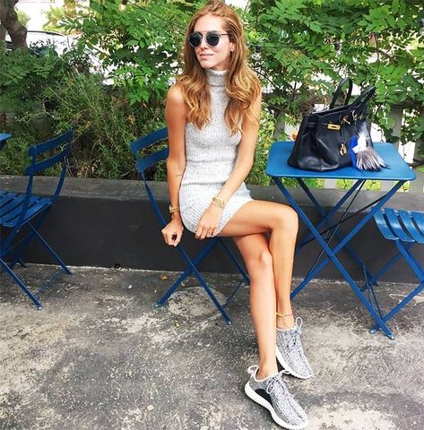 All the Fashion Girls Who Wear Yeezy Boosts | Who What Wear Simple Dress Styles, Chiara Ferragni Style, Yeezy Outfit, The Blonde Salad, Style Inspiration Spring, Yeezy 350, Simple Dress, Outfit Women, Yeezy Boost 350