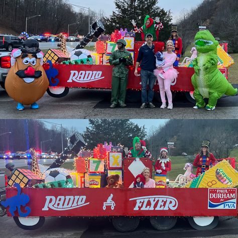 Radio Flyer Christmas Parade Float Classic Toys Camping Parade Float, Christmas Theme Parade Float, Christmas Floats Parade Ideas Diy, Old Fashion Christmas Parade Float Ideas, Preschool Christmas Parade Float Ideas, Classic Christmas Parade Float, Preschool Float Parade, Fire Truck Christmas Parade, Vintage Christmas Float Ideas