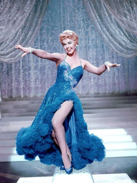 Doris Day: The Hollywood actor's best fashion moments in real life and on film | The Independent Haute Couture, Vintage Hollywood Dresses, 1950s Hollywood Glamour, Hollywood Glam Dress, Hollywood Glamour Dress, Love Me Or Leave Me, Old Hollywood Dress, Estilo Marilyn Monroe, 1950s Hollywood