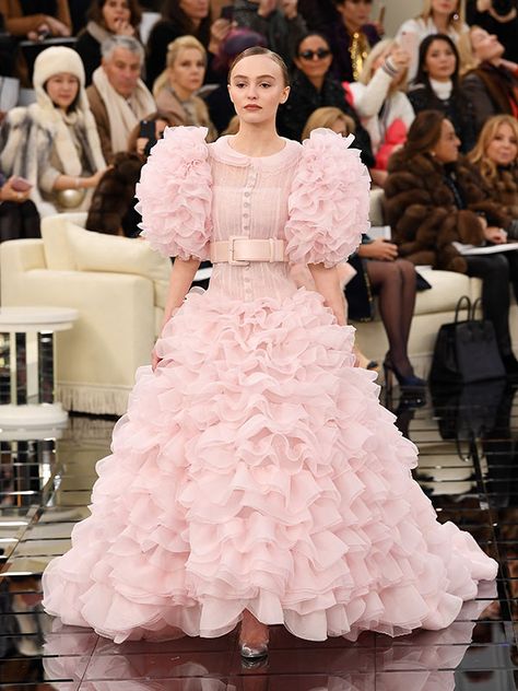 [PIC] Lily-Rose Depp’s Chanel Dress: Stunning Pink Ruffled Gown At PFW – Hollywood Life Couture, Haute Couture, Lily Rose Depp Chanel, Chanel Gown, Tulle Ruffle Dress, Chanel Spring Summer, Week In Paris, Ruffled Gown, Pregnant Model