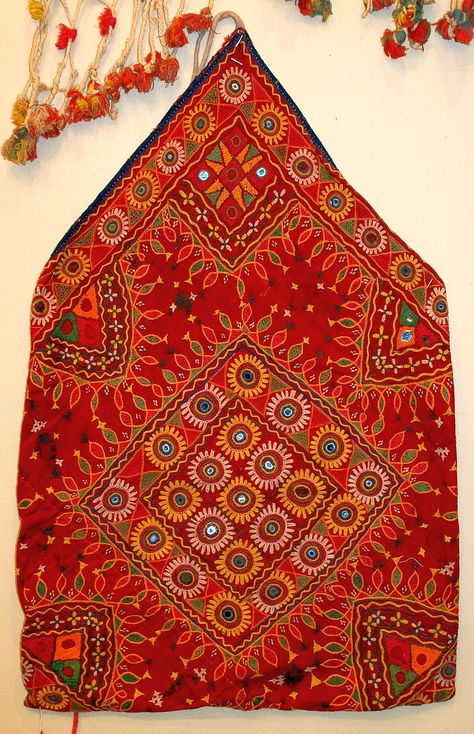 J19 Patchwork, Gujarat Embroidery, Rabari Embroidery, Kutchi Work, Indian Patchwork, John Howe, Kutch Work Designs, Kutch Work, Textile Museum