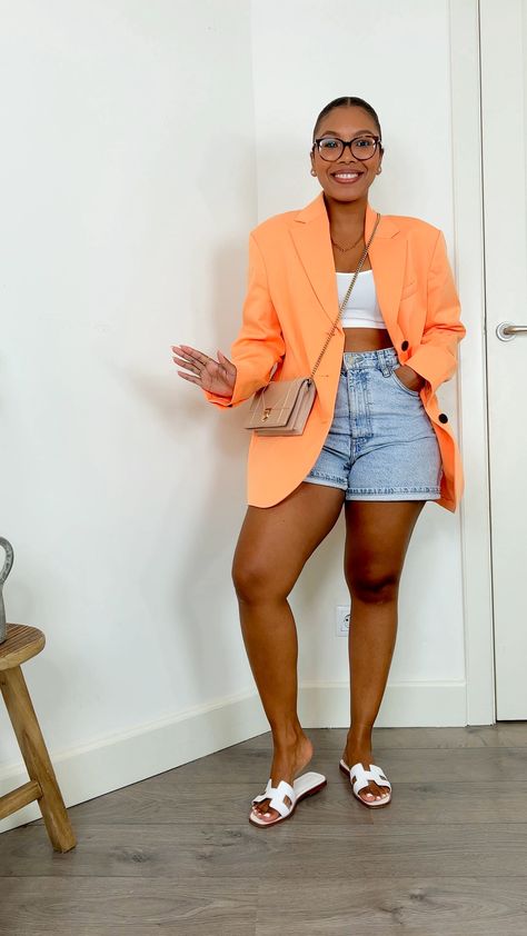 Hunter Green Womens Outfit, Shorts With Button Down Shirt Black Women, Chic Summer Casual Outfits, Outfits For 5’2 Women, Summer Outfits Thick Black Women, Denim Short Shorts Outfit, Denim Shorts Outfit Night Out, Fall Sunday Brunch Outfit, Cute And Casual Outfits Summer
