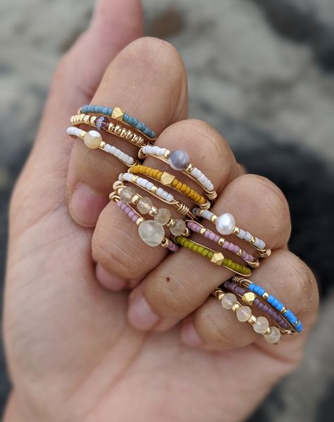 A hand that has many different gemstone and beaded rings on each finger Cincin Diy, Diy Wire Jewelry Rings, Anting Manik, Mothers Day Rings, Bead Rings, Diy Beaded Rings, Wire Jewelry Rings, Diy Jewelry Rings, Gelang Manik-manik